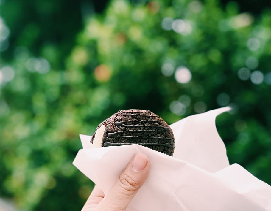 round brownie, finger, person, human, thailand, suphakarn condominium HD wallpaper
