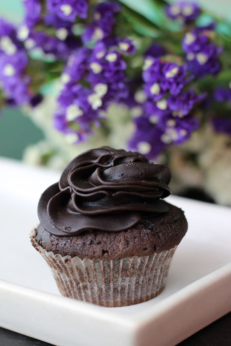 Close-up Photography of Chocolate Cupcake, baked, bakery, baking HD wallpaper