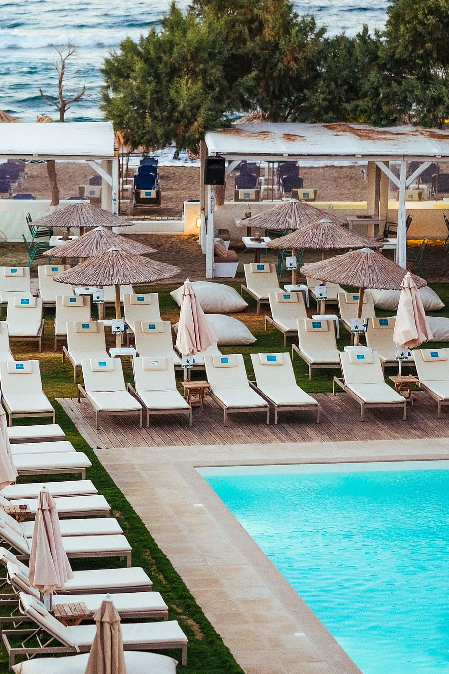 Summerlife, umbrella, sea, ocean, pool, poolside, chair, pool chair HD wallpaper
