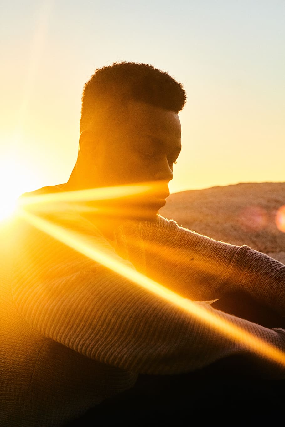 Man Taking Selfie, backlit, close -up, colors, dusk, golden hour HD wallpaper
