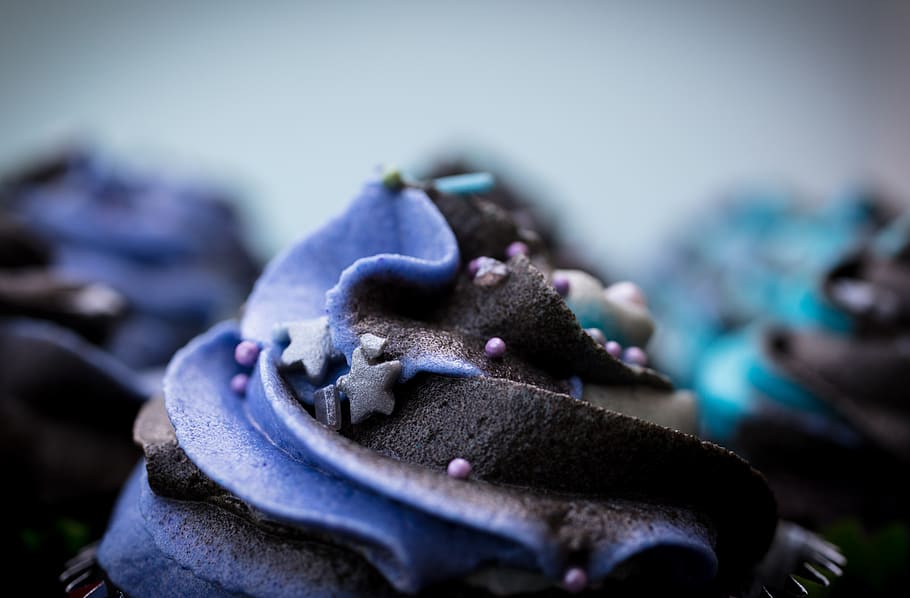 cupcake with sprinkles, close-up, focus on foreground, selective focus HD wallpaper
