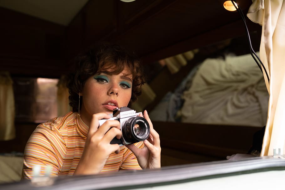 Woman Holding Camera, beautiful, beauty, casual, facial expression HD wallpaper