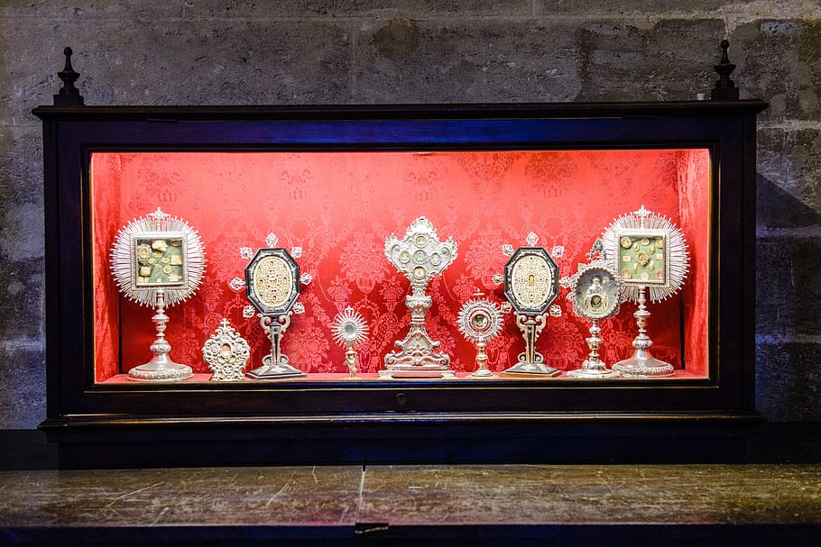 gold table decor, wall - building feature, no people, red, architecture HD wallpaper