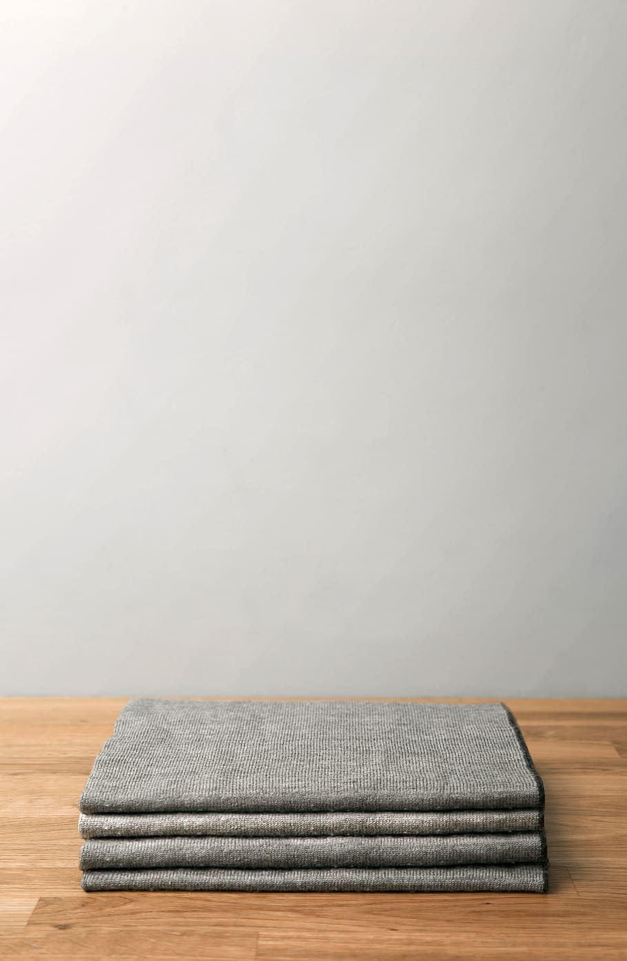 stack, sheets, minimal, wood, table, white, wall, clothes, blanket HD wallpaper