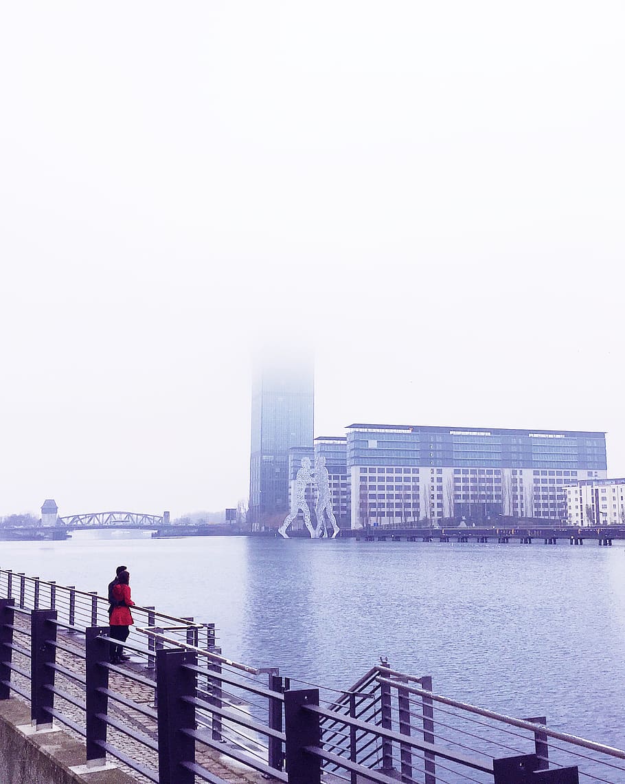 berlin, river, spree, couple, red, fog, city, urban, cityscape HD wallpaper