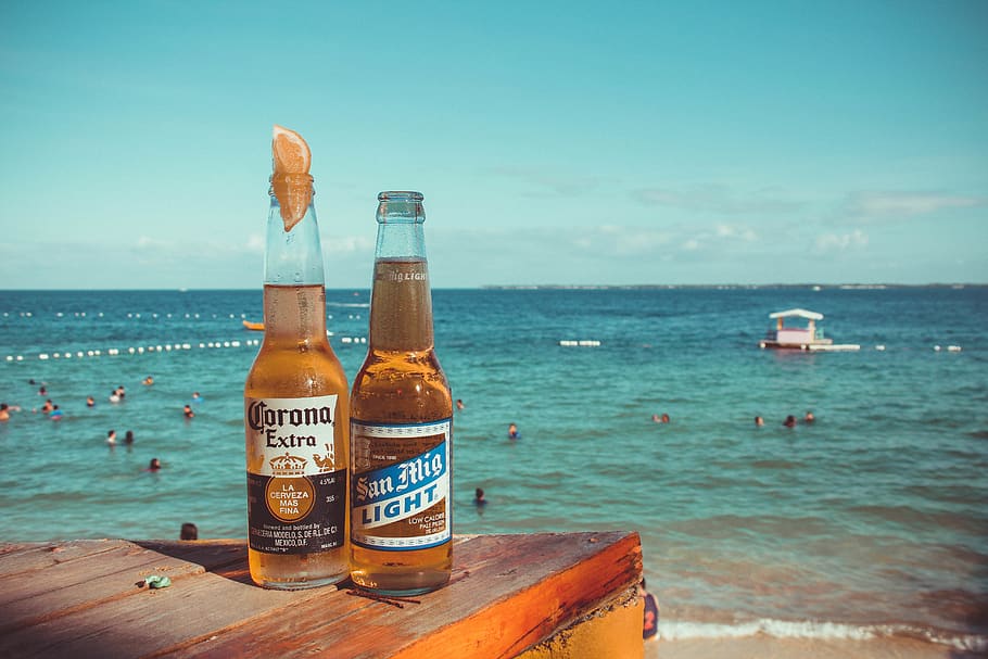 Two Corona Extra and San Mig Light Beers on Top of Brown Wooden Plank Near Beach, HD wallpaper