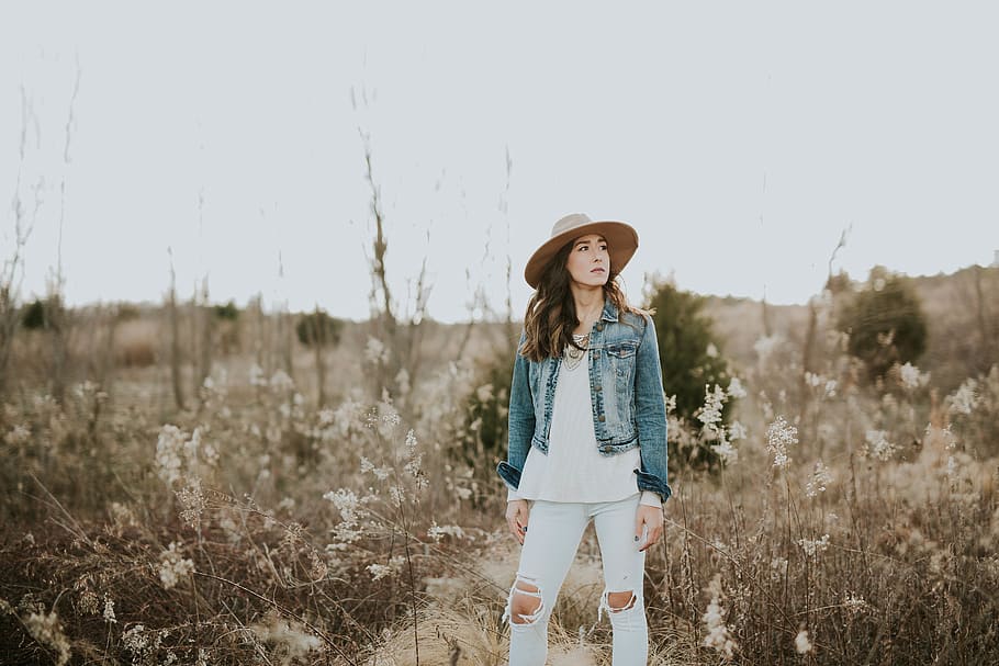 plants, grass, dry, bokeh, blur, people, girl, woman, beauty HD wallpaper