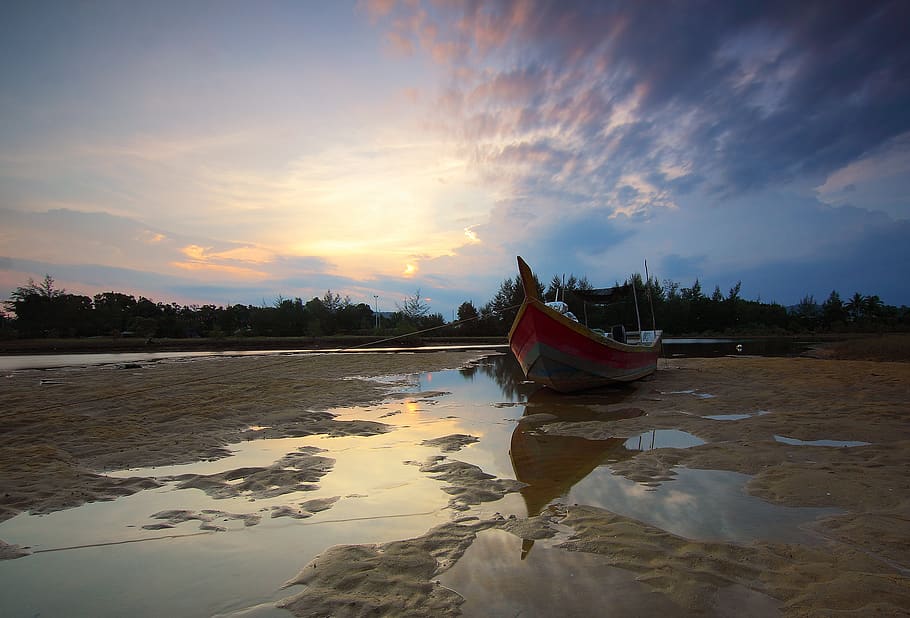 Rowing Boat in Body of Water Under Blue Sky and White Clouds during Daytime HD wallpaper