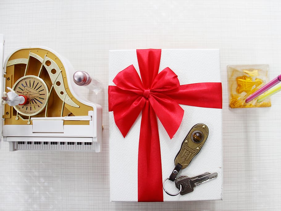 piano, gift, key, paris, toy, yellow, red, dancer, ballet, ribbon HD wallpaper