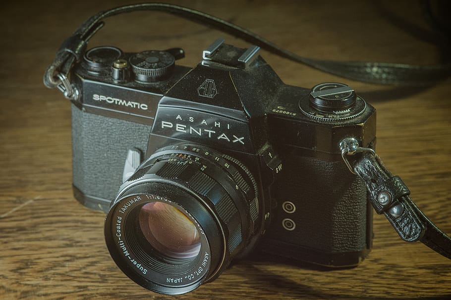 Black Pentax Digital Camera on Brown Surface, analog camera, asahi HD wallpaper