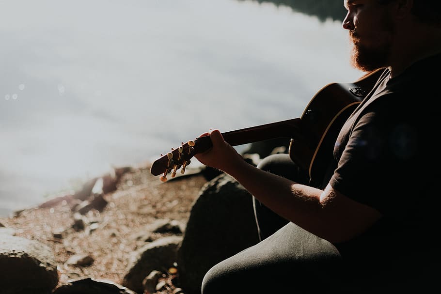 man sitting on shore while playing guitar, person, human, musician HD wallpaper