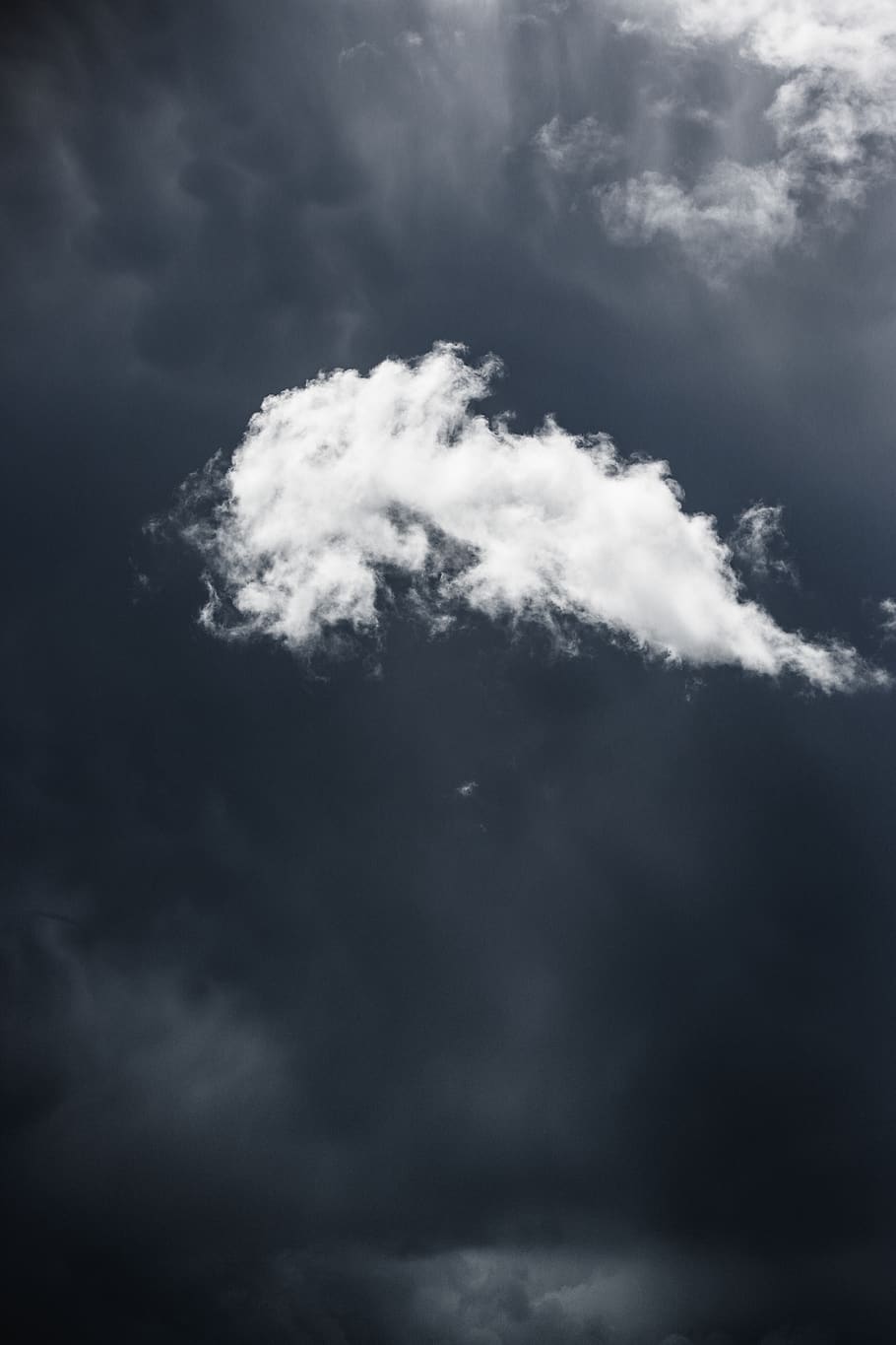selective focus of cloud, cloud - sky, low angle view, beauty in nature HD wallpaper