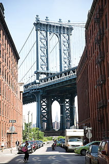 A view of Manhattan Bridge from a busy neighbourhood in a street HD wallpaper