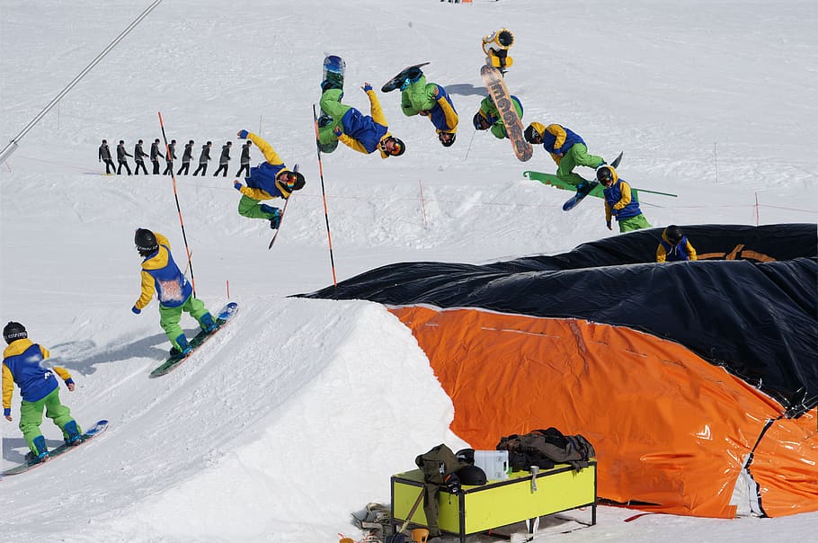 man doing snowboard tricks, sport, winter sport, cold temperature HD wallpaper