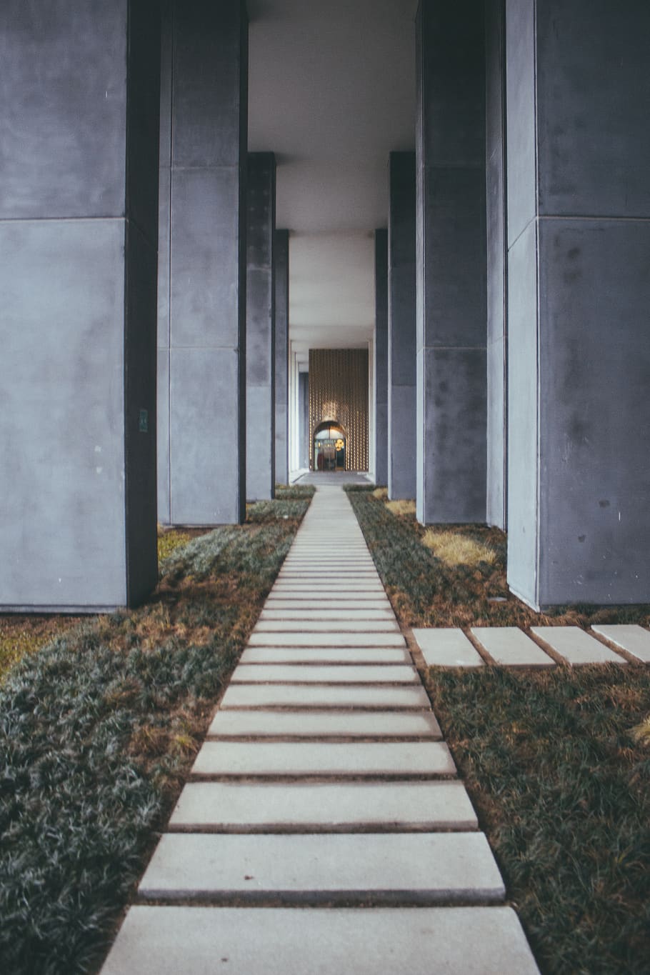 Pathway Between Gray Posts, architecture, building, columns, concrete HD wallpaper