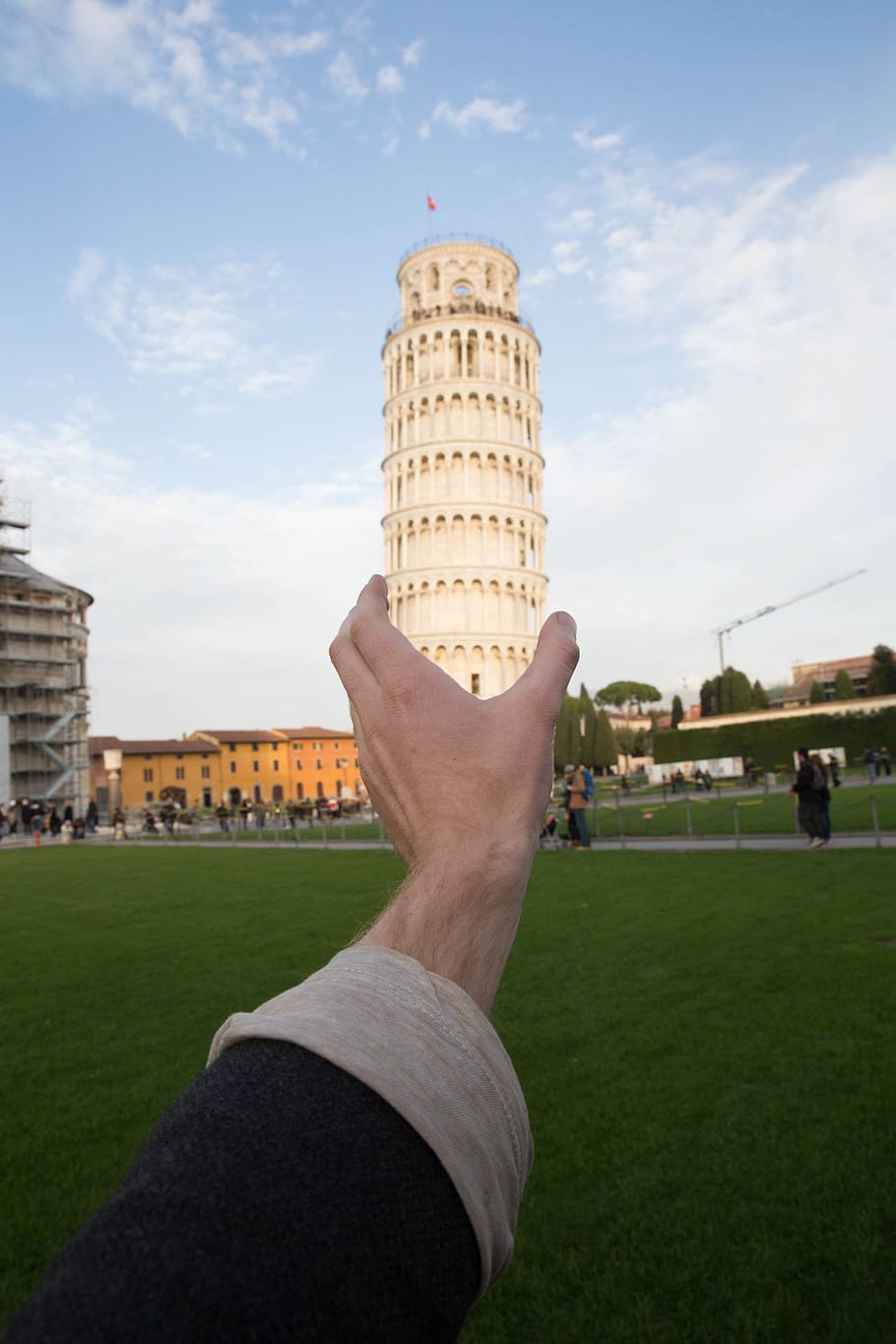 Perspective photograph of hand holding Leaning tower of Pisa, Italy HD wallpaper
