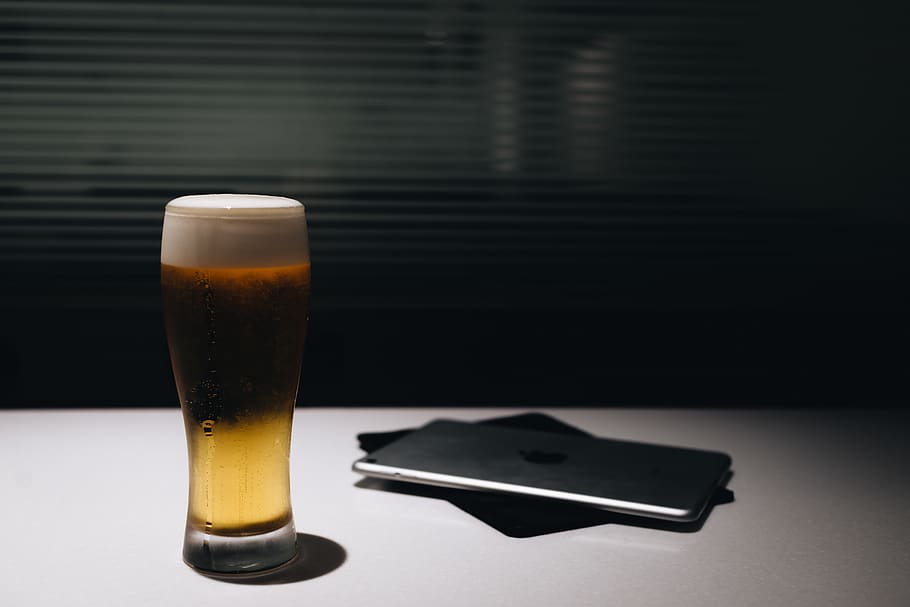 boarding, tablet, ipad, lounge, airport, waiting, drink, beer HD wallpaper