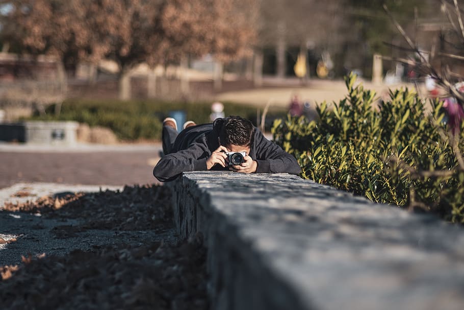 pruning man taking photo, one person, selective focus, day, looking at camera HD wallpaper