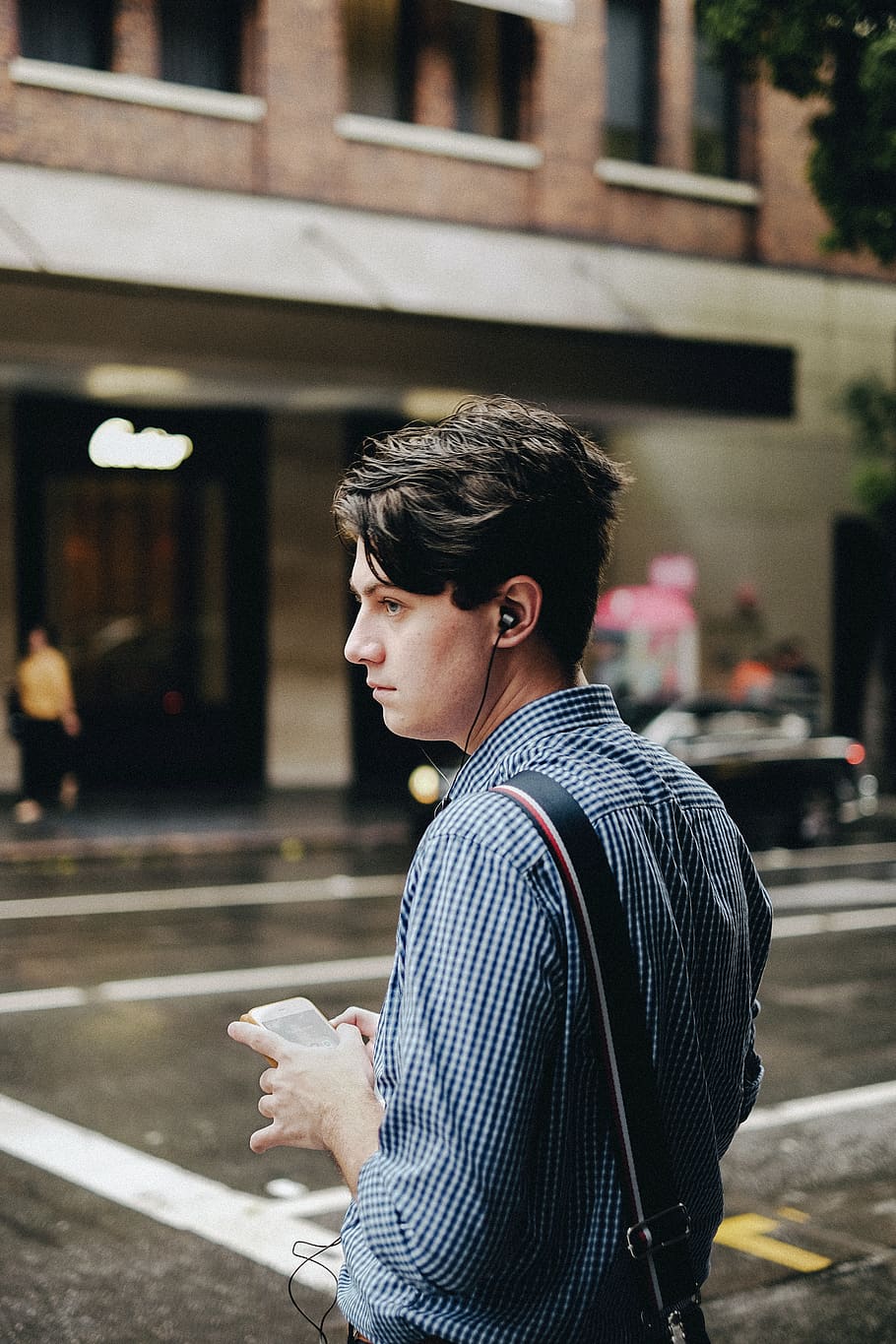 man standing while using earbuds and phone, young men, lifestyles HD wallpaper