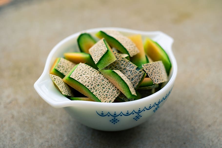 sliced melon in bowl, food and drink, table, freshness, focus on foreground HD wallpaper