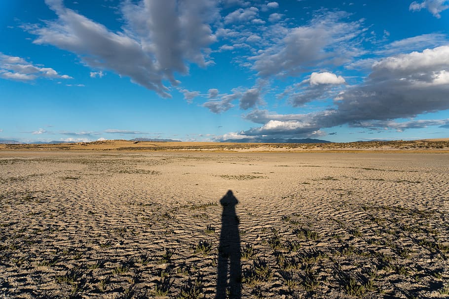 Desert lakes. Закат в пустыне. Солнце в пустыне. Тень в пустоши. Desert Sunset Sky.