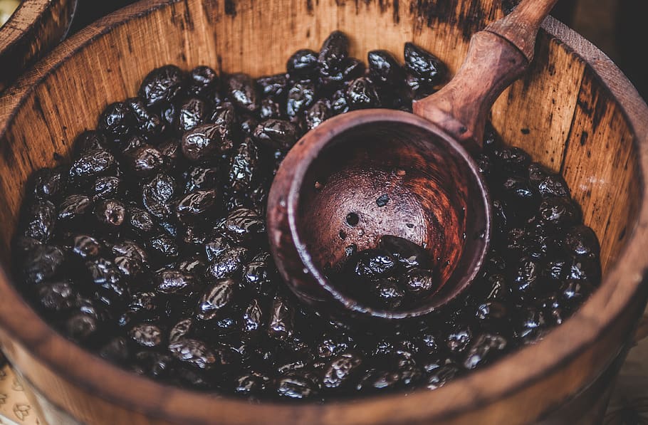 Close up Photography of Black Berry in Brown Wooden Container HD wallpaper