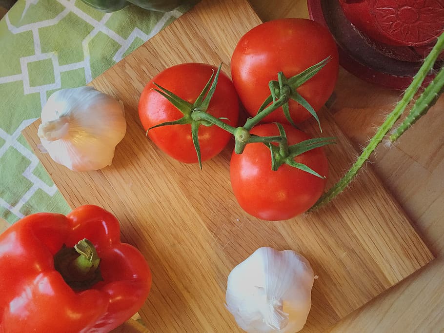 three tomatoes beside garlic, vegetable, food and drink, red HD wallpaper