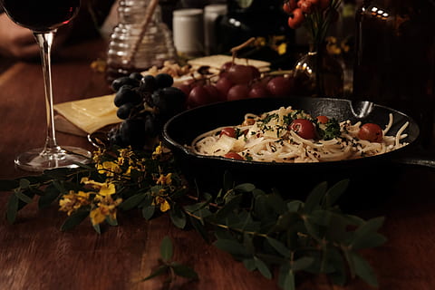 Dinner, wine, salad, pasta, spaghetti, tomatoe, table, class HD wallpaper
