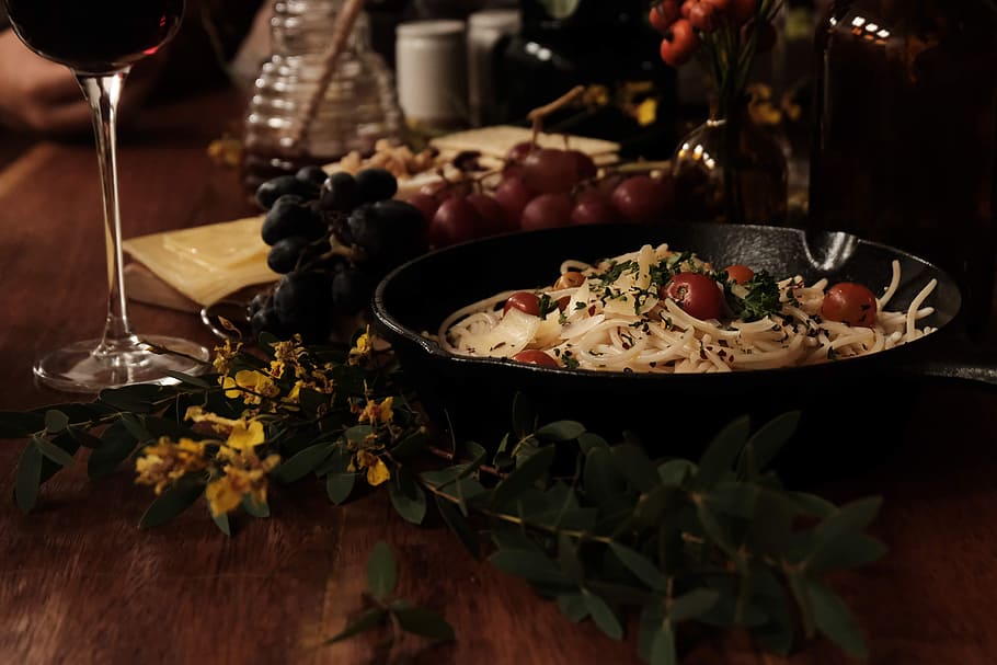 Dinner, wine, salad, pasta, spaghetti, tomatoe, table, class HD wallpaper