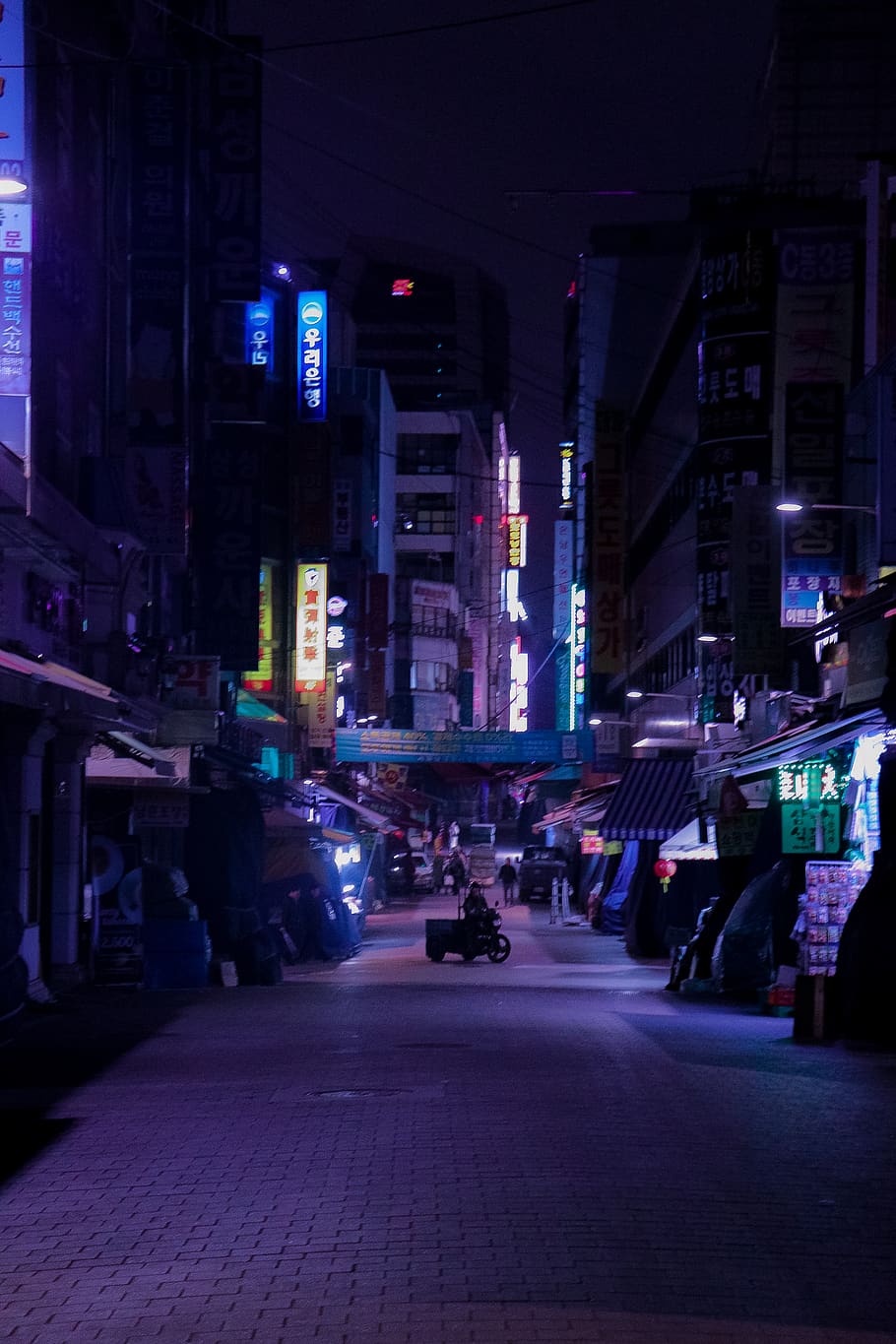 building, metropolis, town, path, human, pedestrian, person HD wallpaper