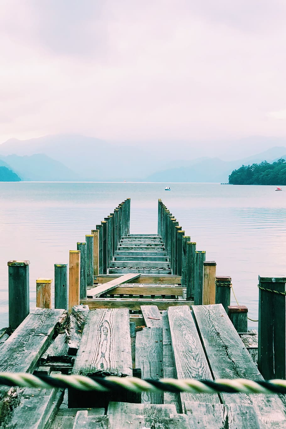 Brown Wooden Dock Near Seashore, beach, boat, building, daylight HD wallpaper