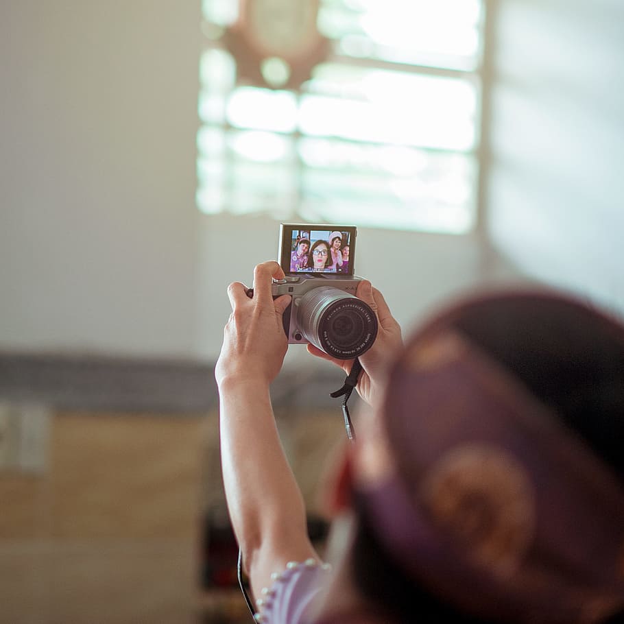 Person Holding Gray Dslr Camera, blur, hair, hands, indoors, lens HD wallpaper
