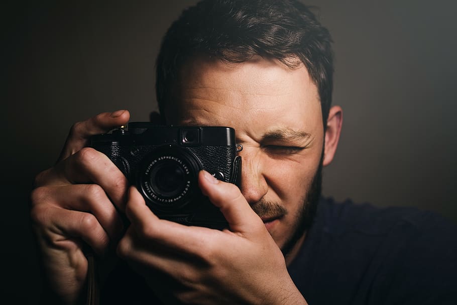 man holding camera, camera - photographic equipment, photography themes HD wallpaper
