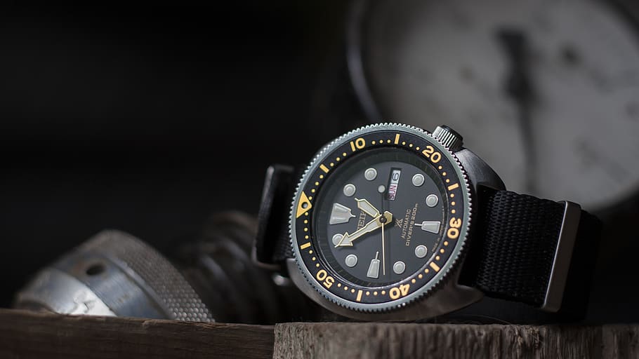 round black analog watch with black strap, wristwatch, photography, HD wallpaper