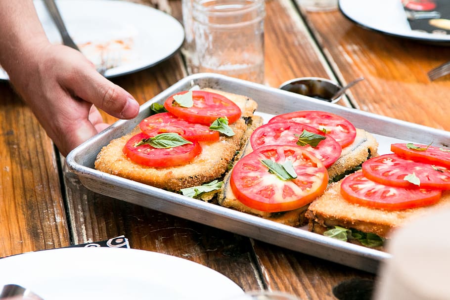 bread, serve, food, restaurant, table, tray, wood, tomato, fresh HD wallpaper