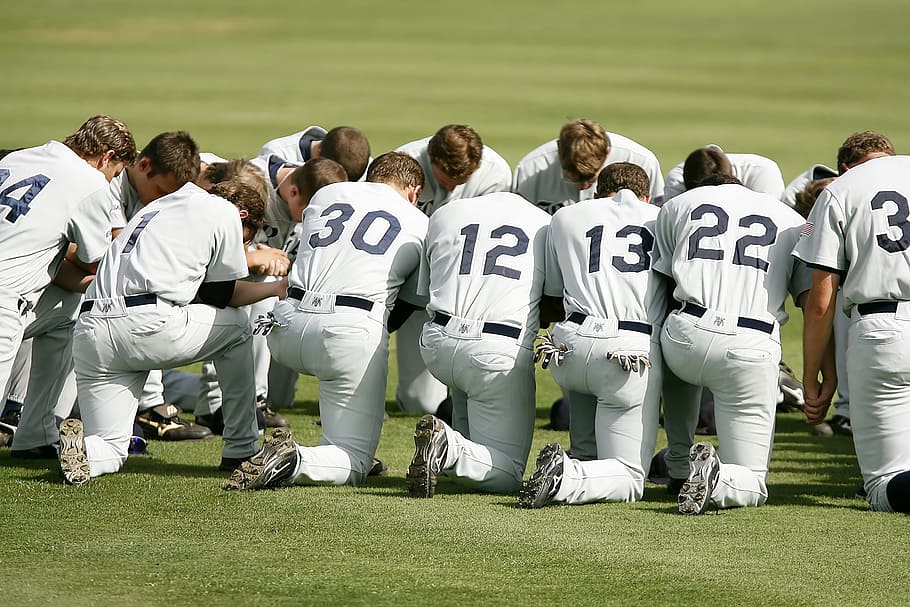 Baseball Player Kneeling on Grass Field during Daytime, athletes HD wallpaper