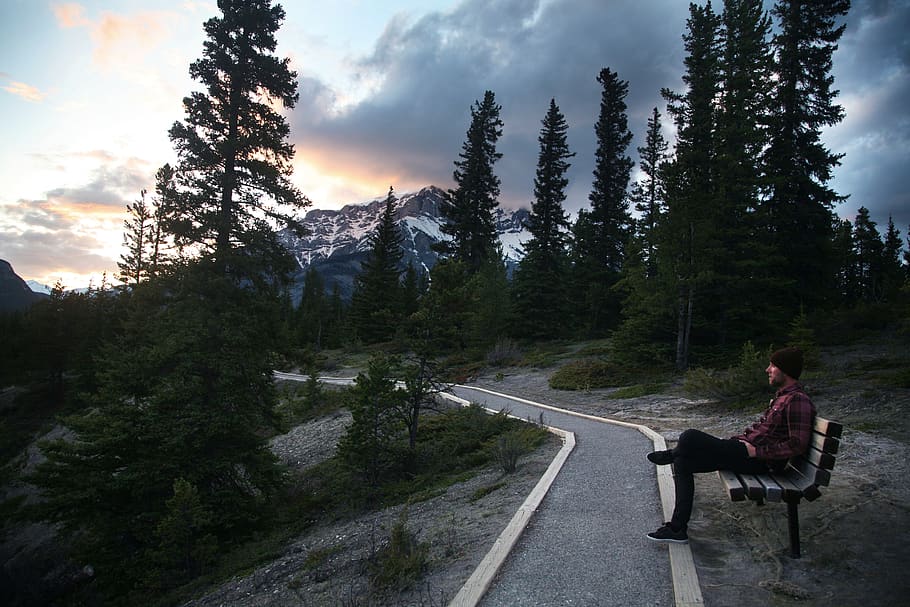 canada, banff, mountains, rest, peaceful, beanie, backpacker HD wallpaper