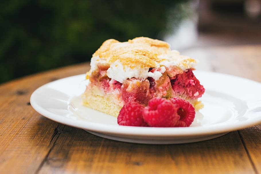 Shallow Focus Photo of Cake on Plate, baking, berry, blur, chocolate HD wallpaper