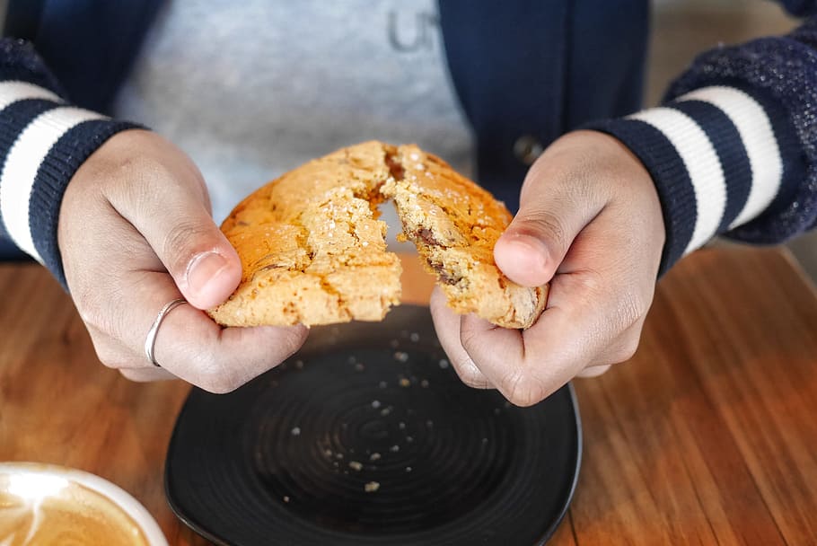 cookie, break, breakfast, cafe, yum, man, people, food, human hand HD wallpaper