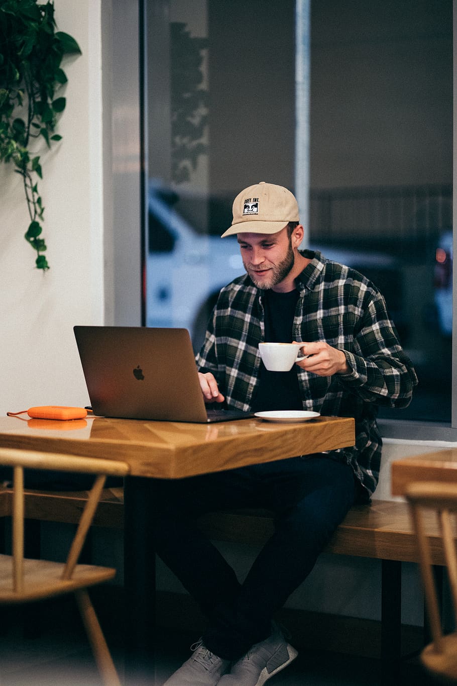 man sitting while having coffee and using laptop, computer, table HD wallpaper