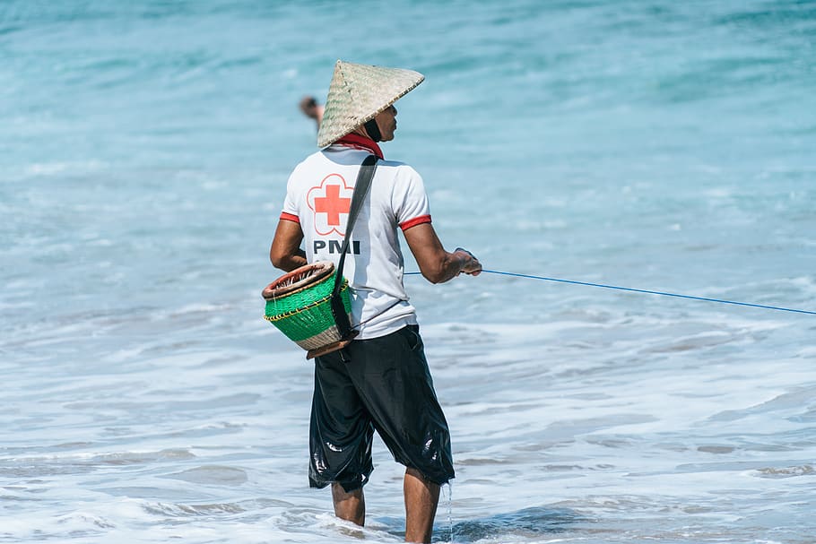 man pulling a rope on water, person, hat, people, human, clothing HD wallpaper