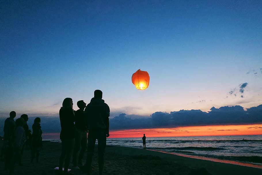 Silhouette of people by the sea., adults, backlit, beach, blue HD wallpaper