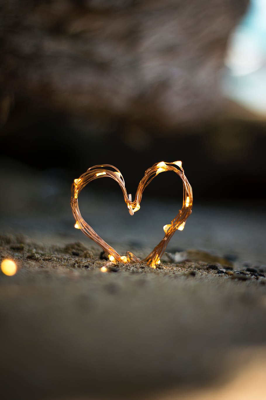 close-up photography of heart shaped fairy lite on brown sand, HD wallpaper
