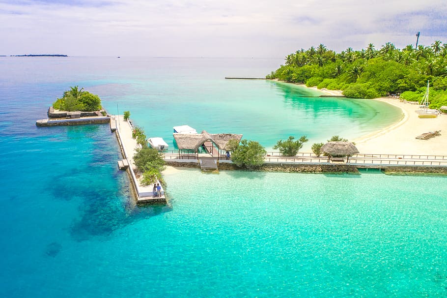 Beach Resort, couple, daylight, dock, high angle shot, huts, leisure HD wallpaper