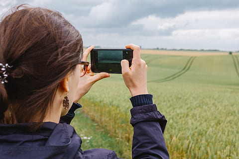 Girl taking landscape on phone, background, beautiful, camera HD wallpaper