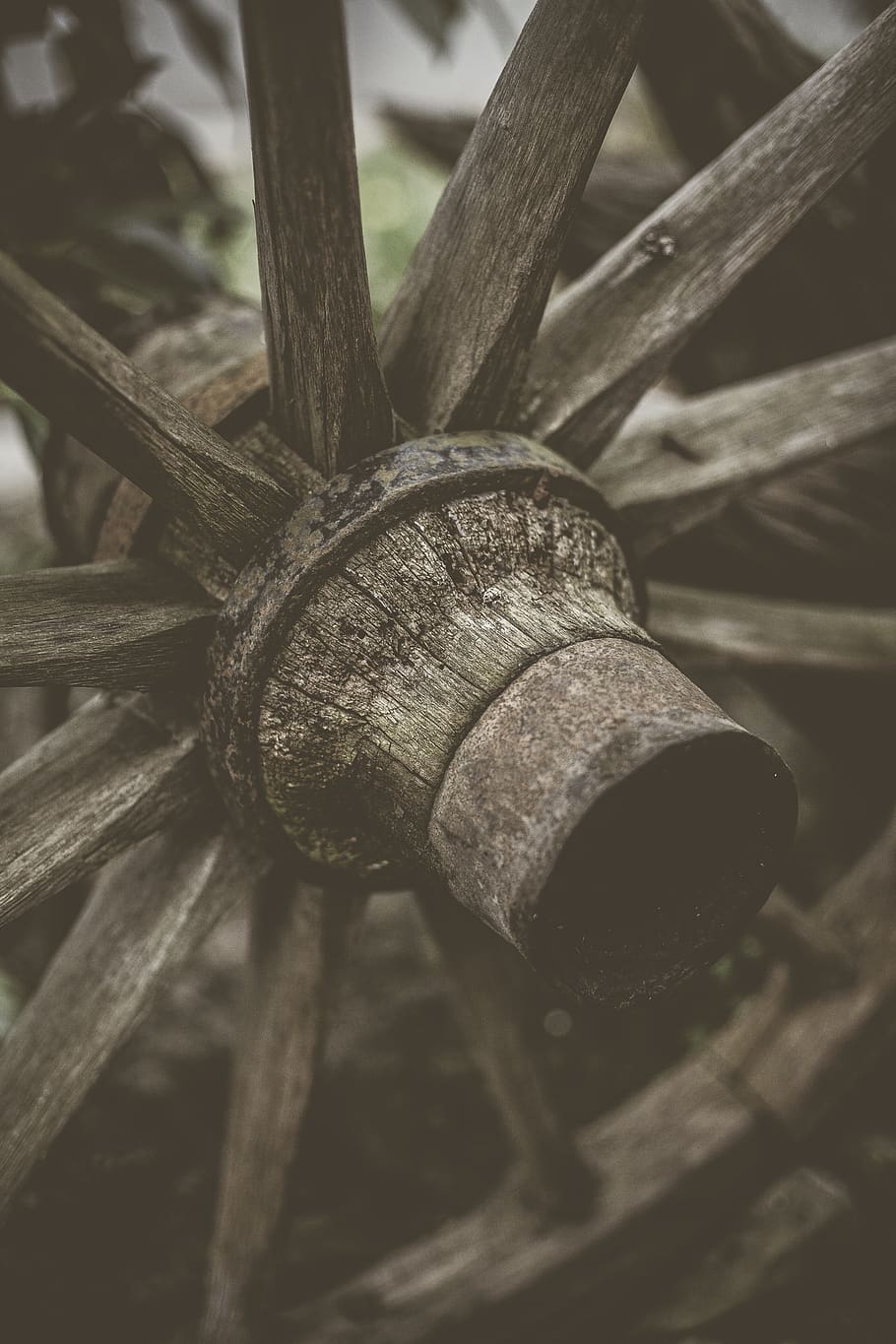 brown carriage wheel, close-up, no people, metal, old, day, obsolete HD wallpaper
