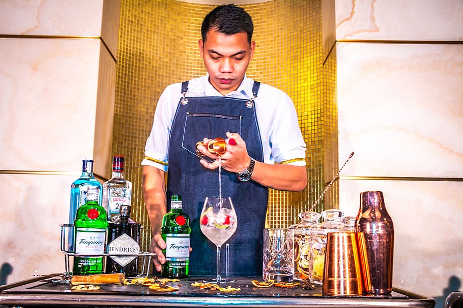 bartender, gin, cocktail, actor, mixology, restaurant, hotel HD wallpaper
