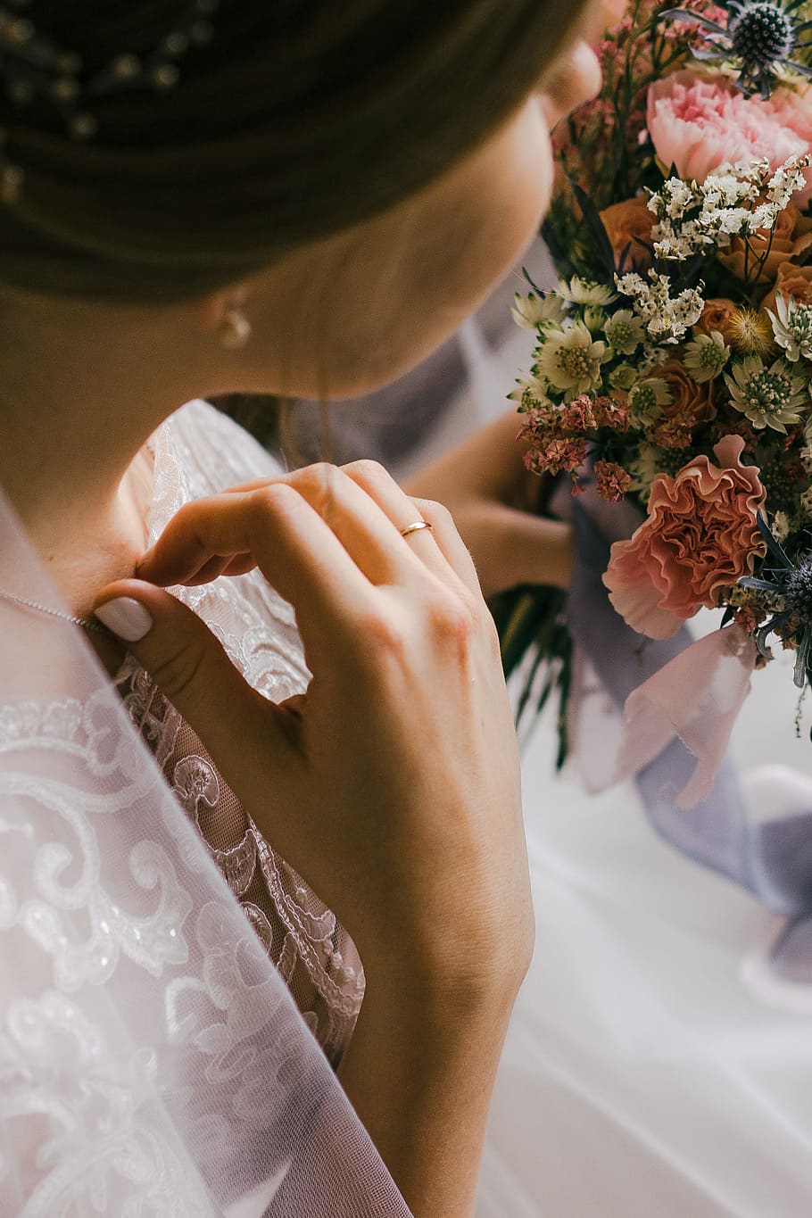 selective focus photography of woman in wedding dress holding flower HD wallpaper
