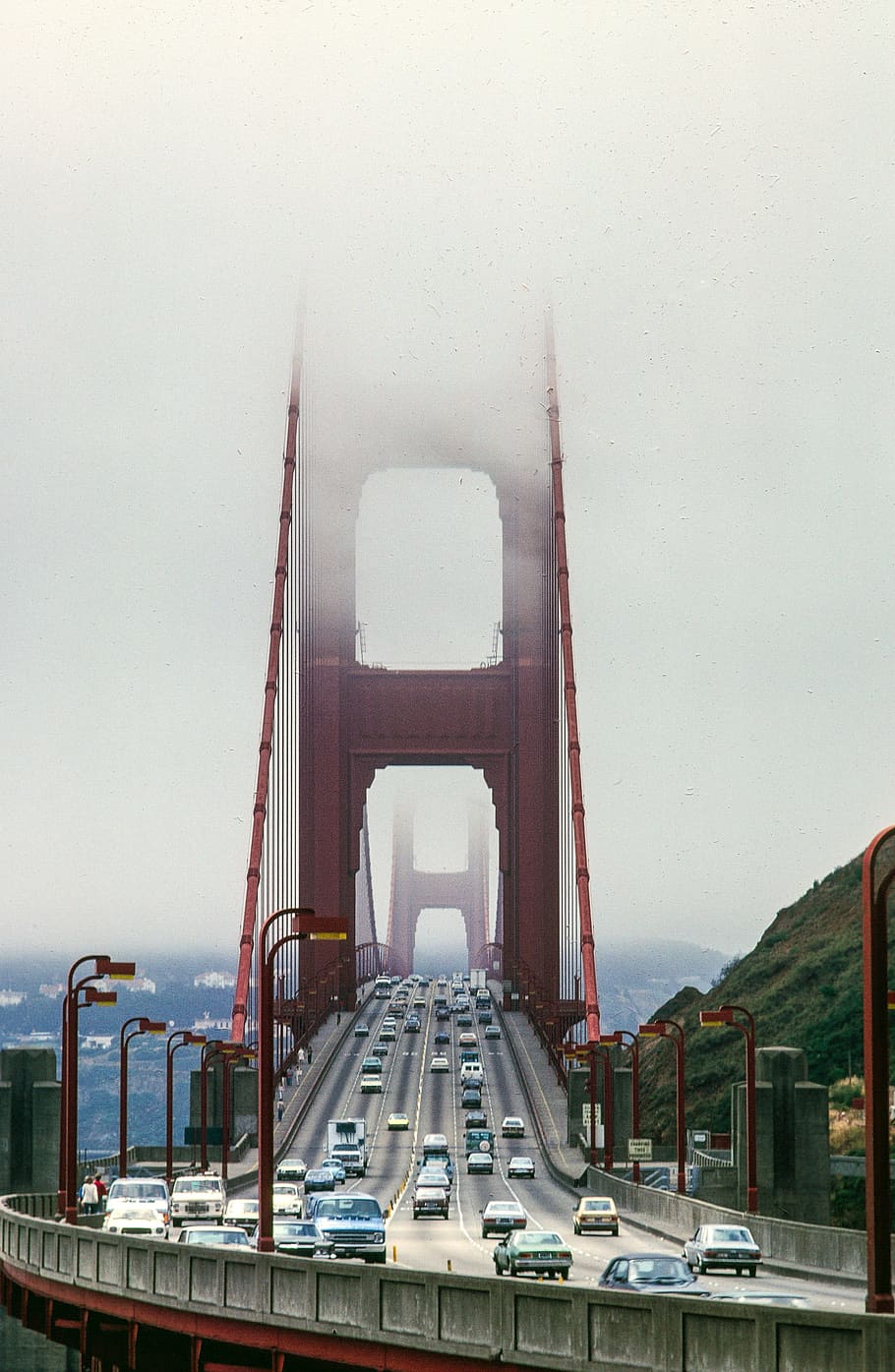 Traffic along the Golden Gate Bridge, San Francisco, California, HD wallpaper