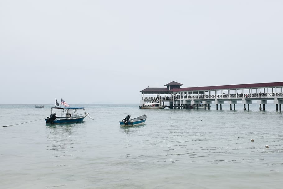 White and Blue Boat on Body of Water Near Pier, beach, clouds HD wallpaper